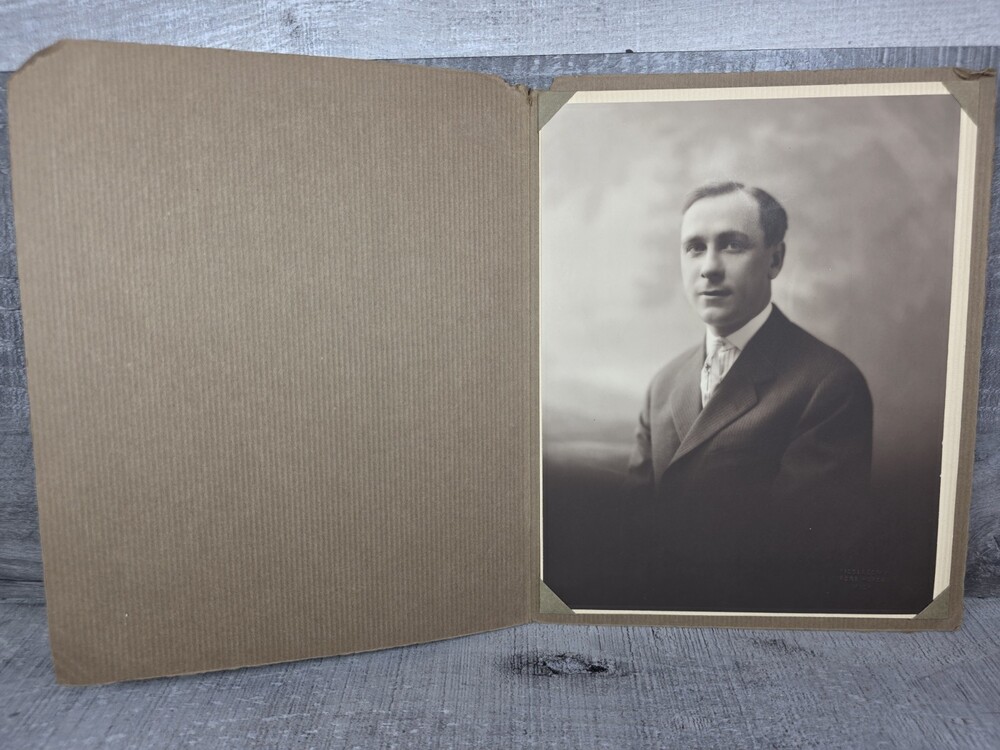 Antique 1920s Gentleman Portrait Photo Biddlecomb Port Huron MI 197.23
